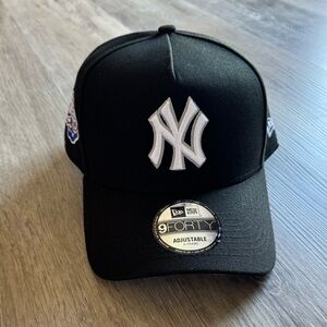 New Era Black & White New York Yankees 9FORTY SnapBack